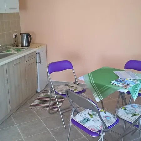 Studio Apartman Romana בית הארחה 3*